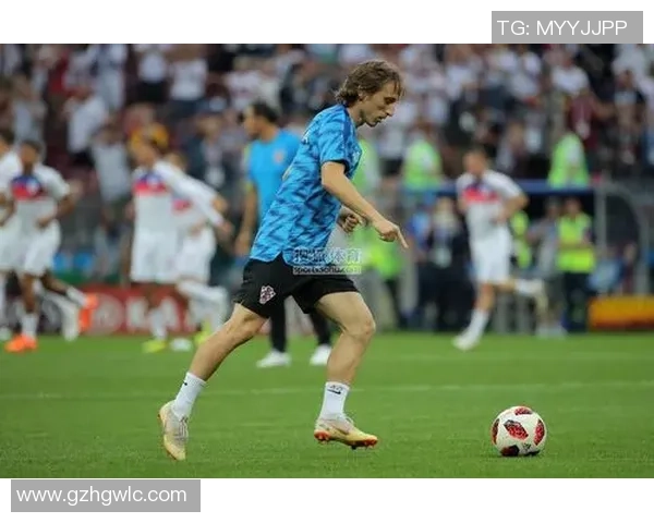 足球球星蹲姿拍照瞬间展现独特魅力与个人风采引发粉丝热议